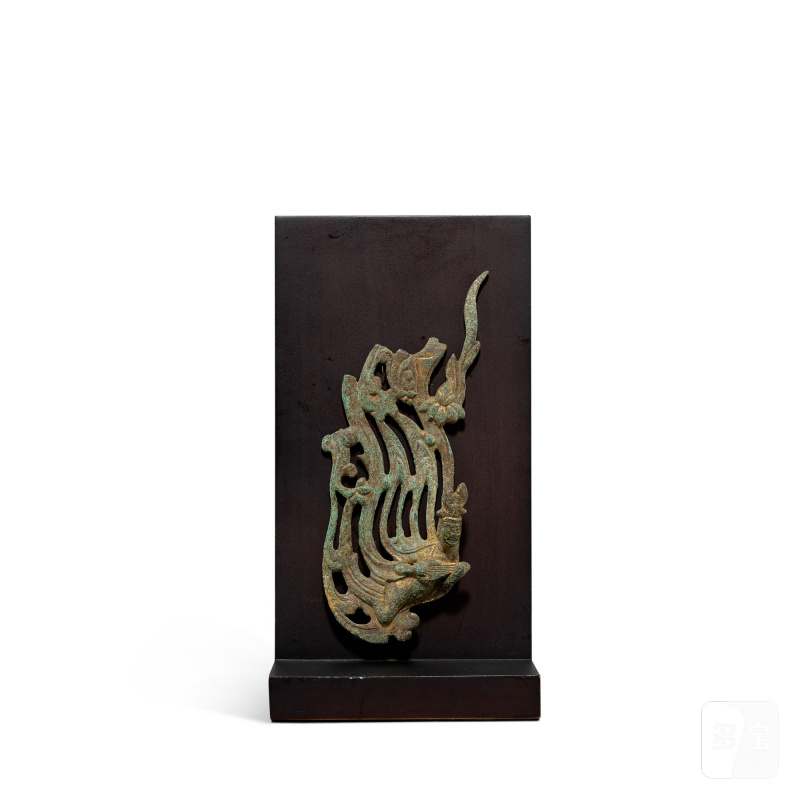 A rare gilt-bronze 'apsara' plaque, Northern Wei – Northern Qi dynasty | 北魏至北齊 銅鎏金飛天背光